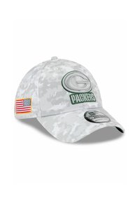 Graue Camouflage-Baseballmütze mit einem grünen gestickten "G"-Logo und dem Text "PACKERS", ausgestattet mit einer kleinen amerikanischen Flagge an der Seite.
