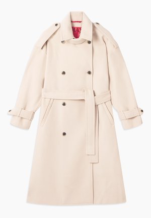 Cappotto trench beige realizzato in tessuto morbido, con una chiusura doppiopetto, vita con cintura, spalline e dettagli ai polsini.