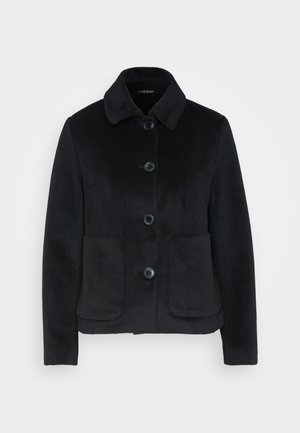Schwarze Fleece-Jacke mit einem Kragen, sechs Knöpfen und zwei vorderen Taschen. Glatte Textur mit taillierter Passform.