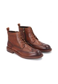 Bocanci din piele maro, cu detalii brogue, închidere cu șireturi, fermoar și finisaj neted; vârf rotund și toc înălțat.