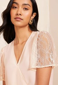 Friends Like These SHORT SLEEVE WRAP - REGULAR FIT - Camicetta - pale pink
