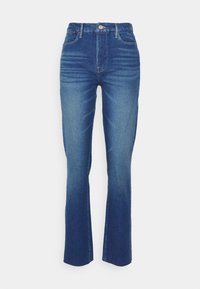 Jeans de mezclilla azul de cintura alta con un leve acampanado en los tobillos, que cuentan con cinco bolsillos y un cierre de botón metálico. Textura suave.