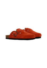 Zuecos de ante naranja con un acento de hebilla, que cuentan con una textura suave, diseño fácil de poner y una suela de goma oscura para mayor estabilidad.