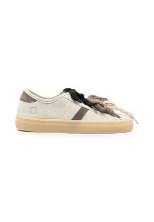Beige lage suède sneaker met dikke gumzool en oversized vachtige veters in zwart, bruin en beige in gemengde kleuren.