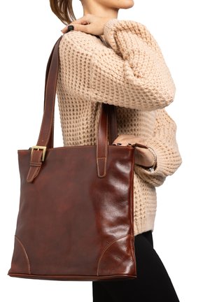 Borsa tote in pelle marrone con texture liscia e cuciture in contrasto, dotata di manici lunghi e forma rettangolare.