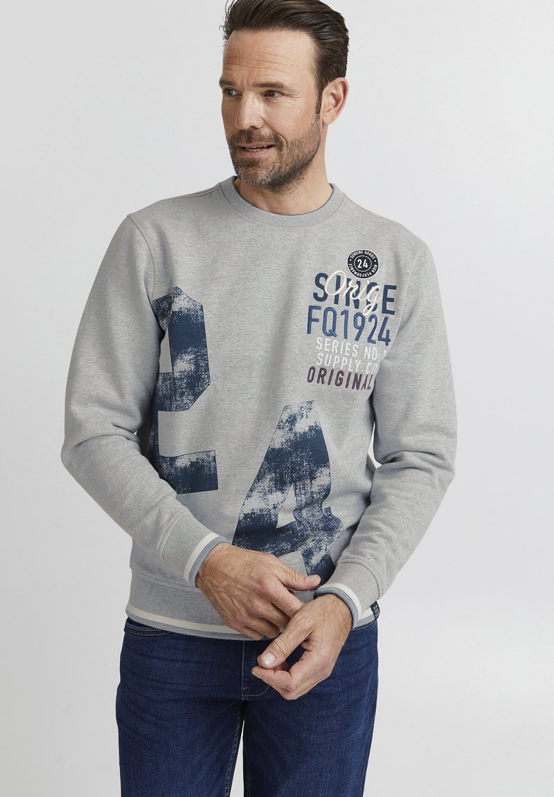 Grauer Kapuzenpullover mit marineblauen Grafiken, versehen mit der großen Nummer "24" und Text. Rippbündchen und -saum, aus einem Baumwollmischmaterial, lässige Passform.