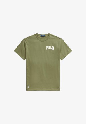 Camiseta de algodón verde oliva con mangas cortas, cuello redondo y un gráfico blanco de "POLO RALPH LAUREN" en el pecho; presenta un pequeño logo en el dobladillo.