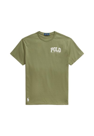 Camiseta de algodón verde oliva con mangas cortas, cuello redondo y un gráfico blanco de "POLO RALPH LAUREN" en el pecho; presenta un pequeño logo en el dobladillo.