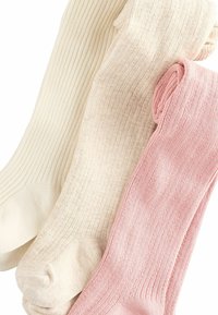 Paquet de trois chaussettes côtelées en beige, crème clair et rose doux. Tissu texturé avec un design classique. Convient pour un usage quotidien.