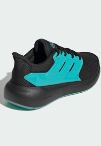 Baskets de sport noires avec une tige en mesh et des accents synthétiques turquoise. Elles disposent d'un col rembourré et d'une semelle texturée marquée "CLOUDFOAM."