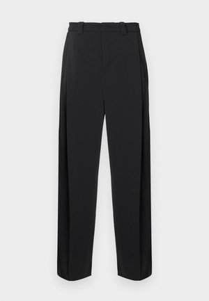 Czarne spodnie z wysokim stanem, plisowanym przodem i prostymi nogawkami. Wykonane z gładkiej tkaniny, wyposażone w pętelki na pasek i boczne kieszenie.