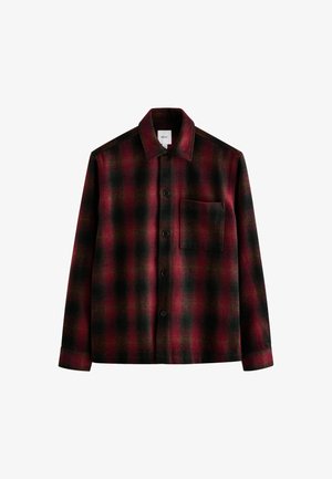 Punane ja must ruuduline flanellshirt, millel on krae, eesmine tasku ja nööpide sulgemine. Pehme tekstuur, pikad varrukad ja sirge hem.