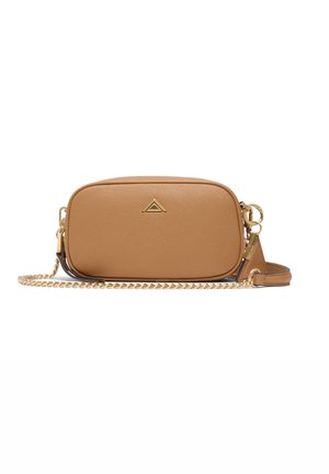 Borsa a tracolla in pelle marrone con una tracolla in catena dorata, chiusura con zip e dettaglio logo triangolare sul davanti. Texture liscia, forma rettangolare.