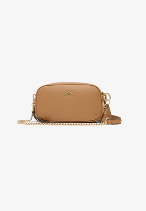 Bolso cruzado de cuero marrón con una correa de cadena dorada, cierre de cremallera y un detalle de logo triangular en la parte frontal. Textura suave, forma rectangular.