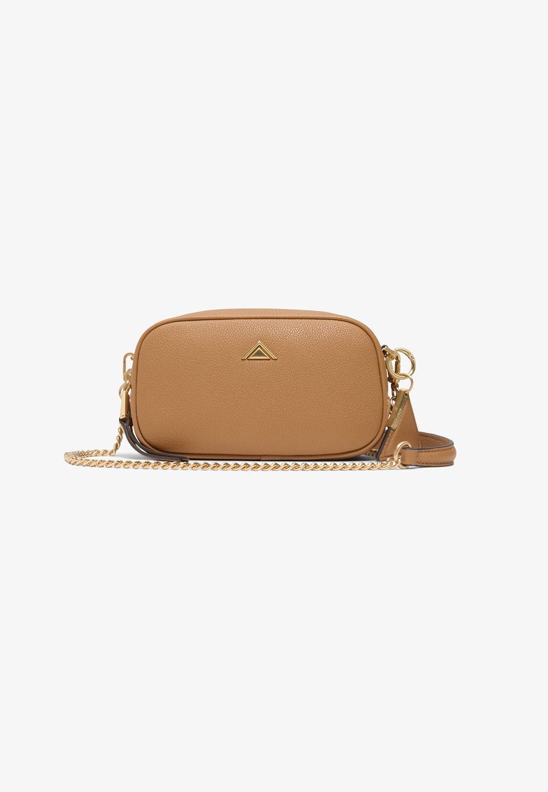 Sac en cuir marron porté travers avec une chaîne dorée, fermeture éclair et un détail de logo triangulaire à l'avant. Texture lisse, forme rectangulaire.