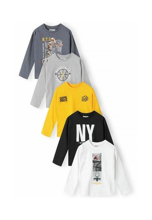 Cinq chemises à manches longues pour enfants en gris foncé, gris clair, jaune, noir et blanc, chacune avec des graphismes et textes sur le thème du basket-ball.