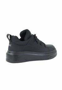 Czarnie sneakersy z gładkiej skóry, okrągłym noskiem, wyprofilowanym kołnierzem, sznurowaniem oraz grubą gumową podeszwą z niewielkim obcasem.
