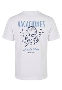 Λευκό T-shirt με μπλε κείμενο «VACACIONES» και «Viva La Vida» που περιβάλλει εικονογραφήσεις κοχυλιού, αστερία και κώνου.