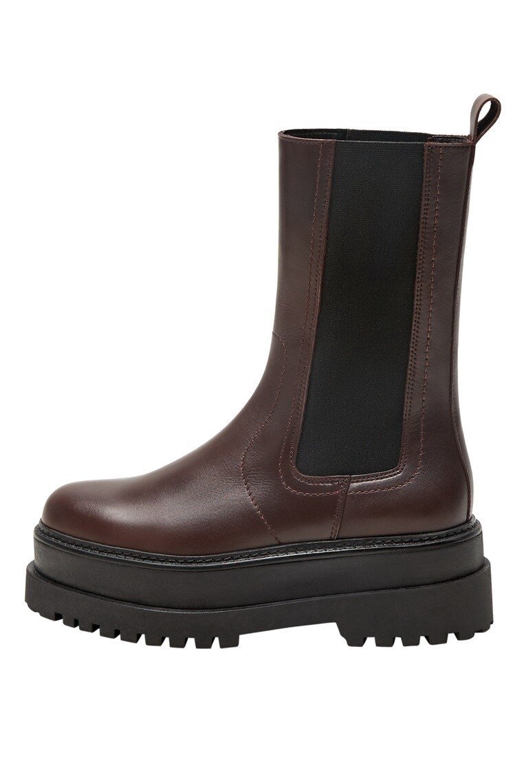 Bottines en cuir marron avec panneaux élastiques noirs sur les côtés, semelle noire épaisse et languette. Présente une texture lisse et un design à bout rond.