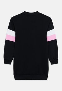 Μαύρο φόρεμα φούτερ με μακριά μανίκια που έχουν ρίγες σε ροζ, άσπρο και ροζ στα χέρια. Στρογγυλή λαιμόκοψη και ριμπ μανσέτες.