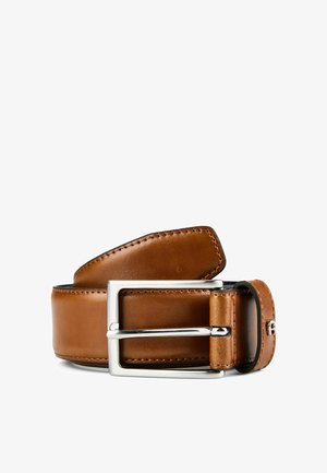 Cintura in pelle marrone arrotolata con fibbia rettangolare in metallo argentato e passante con bordo nero su sfondo bianco.
