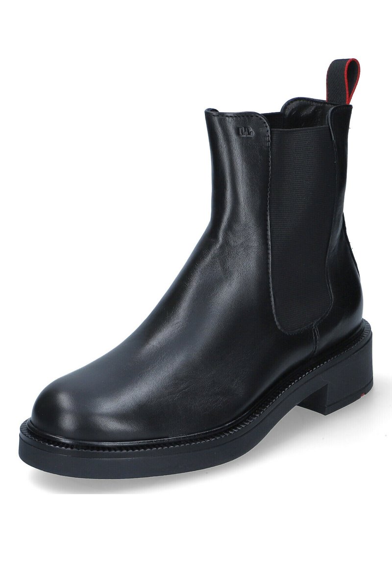Stivale Chelsea in pelle nera con pannelli laterali elasticizzati, punta rotonda e suola spessa. Presenta una linguetta con accento rosso nella parte superiore.