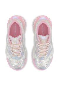 Baskets blanches et roses avec des accents irisés, surfaces brillantes, lacets texturés et semelles en caoutchouc roses ; la marque "BILLIEBLUSH" visible à l'intérieur.