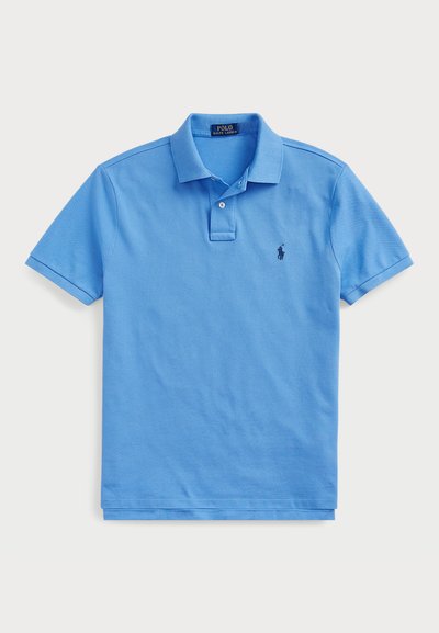 Ανοιχτό μπλε polo shirt από μαλακό βαμβάκι, με κλασικό γιακά, πλέξιμο δύο κουμπιών και κεντητό λογότυπο στο αριστερό στήθος.