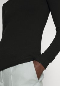 MAX&Co. MANAMA - Strikkegenser - black