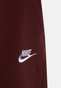 Nike Sportswear CLUB UNISEX - Treniņtērpa apakšdaļas - burgundy crush/white
