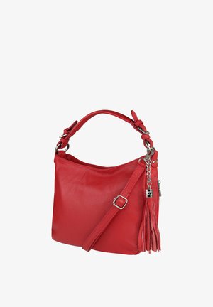 Rode leren handtas met verstelbare schouderriem, bovenhandvat, zilveren gesp en decoratieve kwast met kettingdetail.