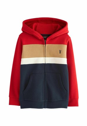 Rød hættetrøje med lynlås med beige, hvide og marineblå horisontale striber, forlommer, ribstrikkede ærmeender og et lille sort hjortelogo på brystet.