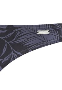 Schwarze Bikiniunterteile mit einem Blattmuster in dunklen Tönen, genähten Kanten und einem kleinen metallischen "Venice Beach"-Tag. Glatte Textur.