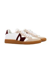 Sneakers bianchi e beige con accenti bordeaux, materiali in suede e pelle, suola piatta in gomma e lacci bianchi, con un design logo geometrico.