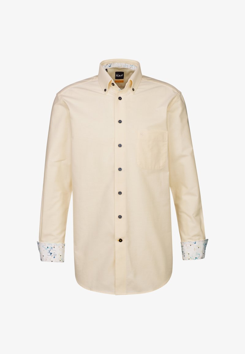 Camicia a maniche lunghe gialla chiaro con colletto a polo, bottoni neri e polsini decorati con accenti blu, verdi e rosa.