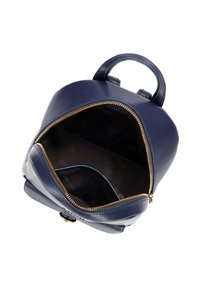Granatowy skórzany plecak o zaokrąglonym kształcie, ze złotym zamkiem błyskawicznym i pojedynczym uchwytem u góry. Wnętrze zawiera otwartą komorę oraz boczne kieszenie.