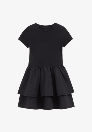 Rochie neagră cu mâneci scurte, cu bodice din material reiat și fustă evazată cu două straturi.