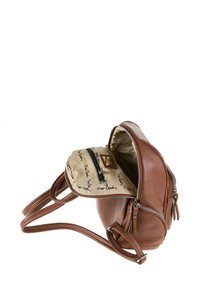 Sac à dos en cuir marron, forme arrondie, fermeture éclair, bretelles ajustables, doublé de tissu à motif, avec une poche intérieure zippée.