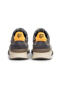 Sneaker grigie e blu navy con dettagli arancioni, materiali in suede e mesh, suola chunky di colore crema e logo visibile sul tallone. Design posteriore texturizzato.