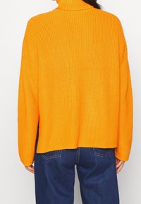 Monki Stickad tröja - yellow