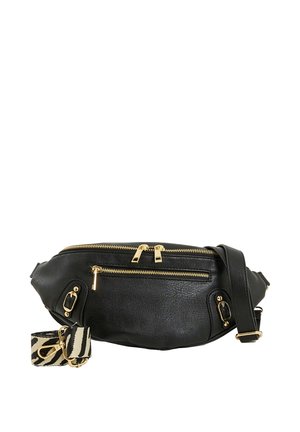 Riñonera de cuero negro con cremalleras doradas, herrajes dorados a juego y una correa desmontable con estampado animal en negro y beige.