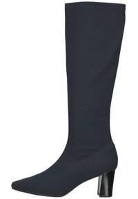 Kniejną wysokość na niebieskim elastycznym materiale z czubkiem w kształcie stożka i solidnym czarnym słupkowym obcasem. Gładka tekstura, minimalne detale przeszycia.
