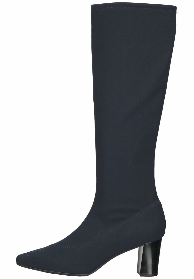 Kniejną wysokość na niebieskim elastycznym materiale z czubkiem w kształcie stożka i solidnym czarnym słupkowym obcasem. Gładka tekstura, minimalne detale przeszycia.