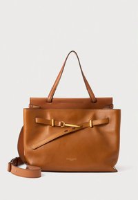 Braune Lederhandtasche mit doppelten Griffen, goldfarbenem Schnallendetail vorne und abnehmbarem Schulterriemen vor weißem Hintergrund.