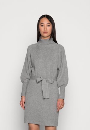 Graues geripptes Strickkleid mit hohem Kragen, langen Ballonärmeln und einem gebundenen Taillengurt. Strukturierter Stoff mit weicher Oberfläche.