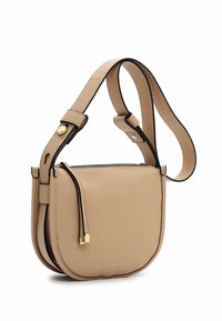 Braune Leder-Crossbody-Tasche mit verstellbarem Riemen, vorderem Reißverschluss und leicht gebogenem unteren Rand.