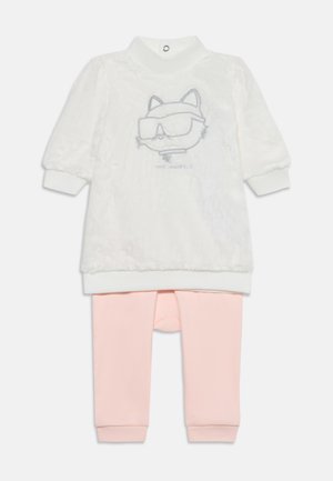 Hvid langærmet plystopp med broderi af kat med solbriller og lyserøde bukser med ankelmanchetter til en baby eller småbarn.