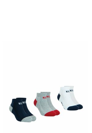 Trois paires de chaussettes de cheville en bleu marine, gris et blanc. Chaque paire présente des couleurs contrastantes pour le talon et les orteils avec des accents de logo. Matière en mélange de coton.