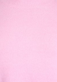 Różowy sweter dzianinowy z wysokim kołnierzem, o prążkowanej fakturze i miękkim, gładkim wyglądzie. Brak widocznych wzorów lub dodatków.