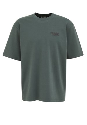 T-shirt verde scuro a maniche corte con scollo a girocollo, con la scritta "MIDNIGHT GARDEN" ricamata sul petto a sinistra.
